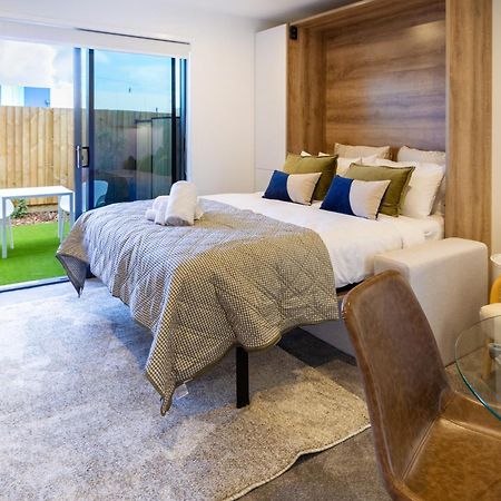 Downtown Comfort: Modern Studio With Backyard Christchurch Eksteriør billede