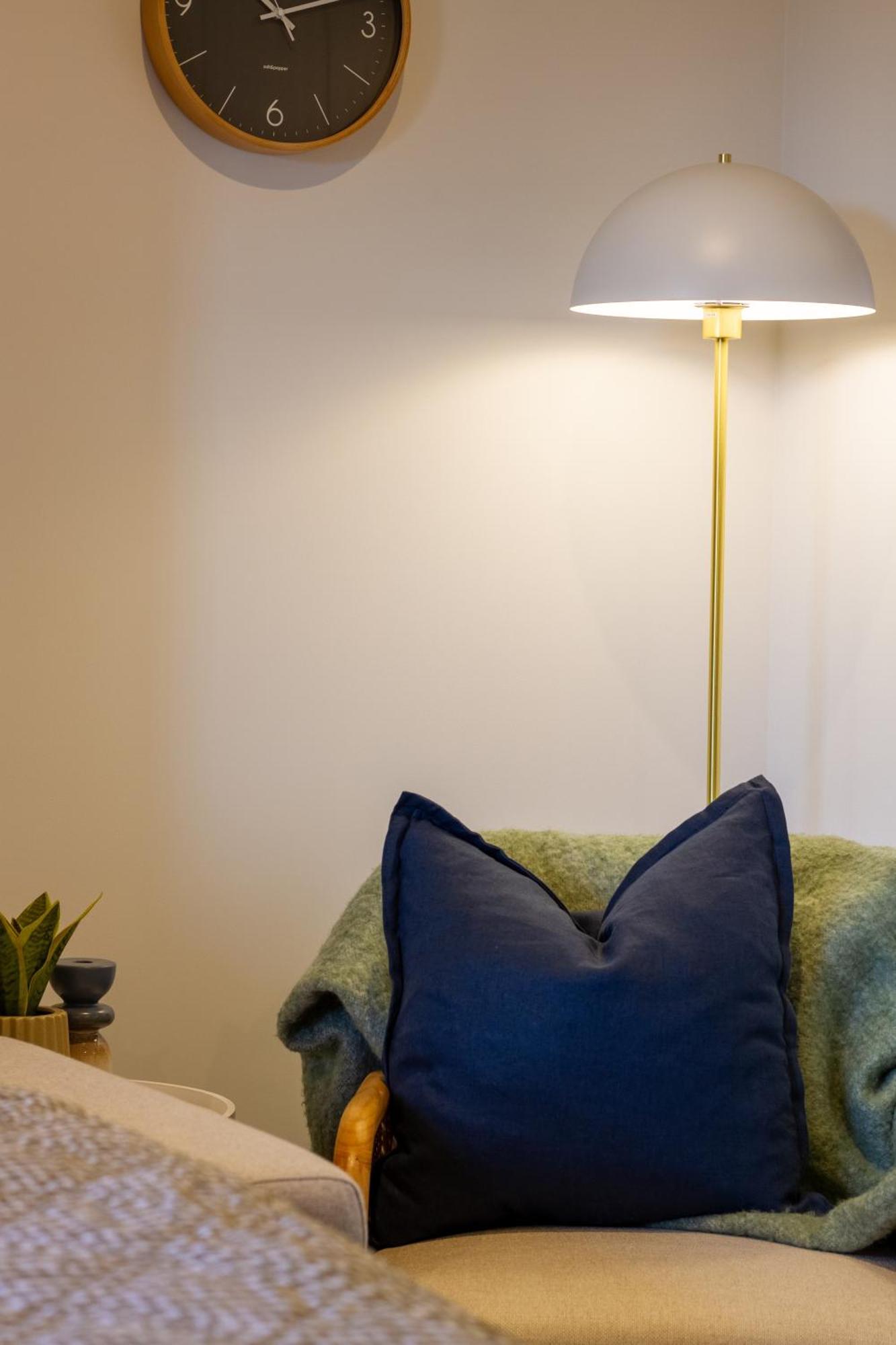 Downtown Comfort: Modern Studio With Backyard Christchurch Eksteriør billede