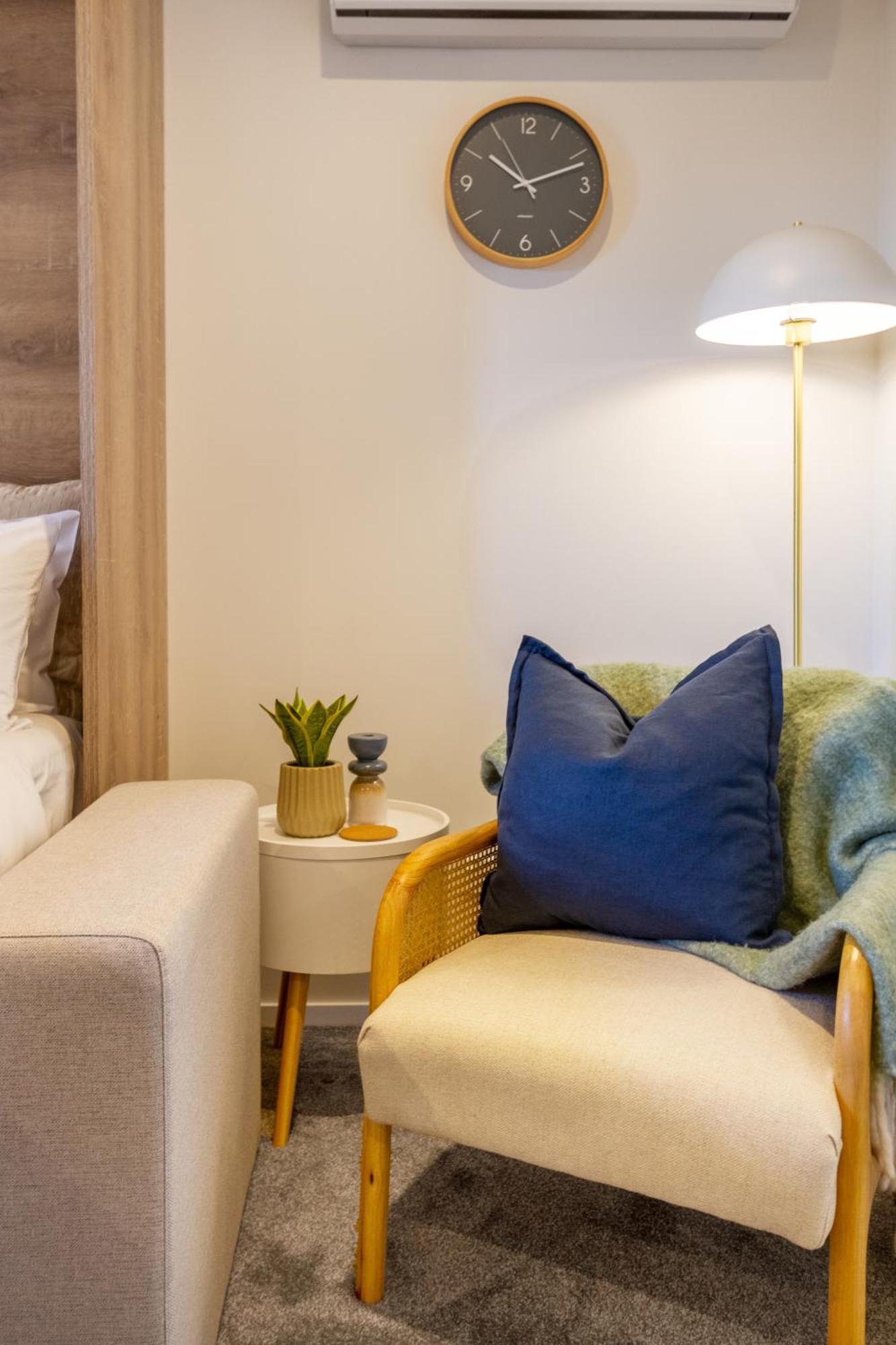 Downtown Comfort: Modern Studio With Backyard Christchurch Eksteriør billede