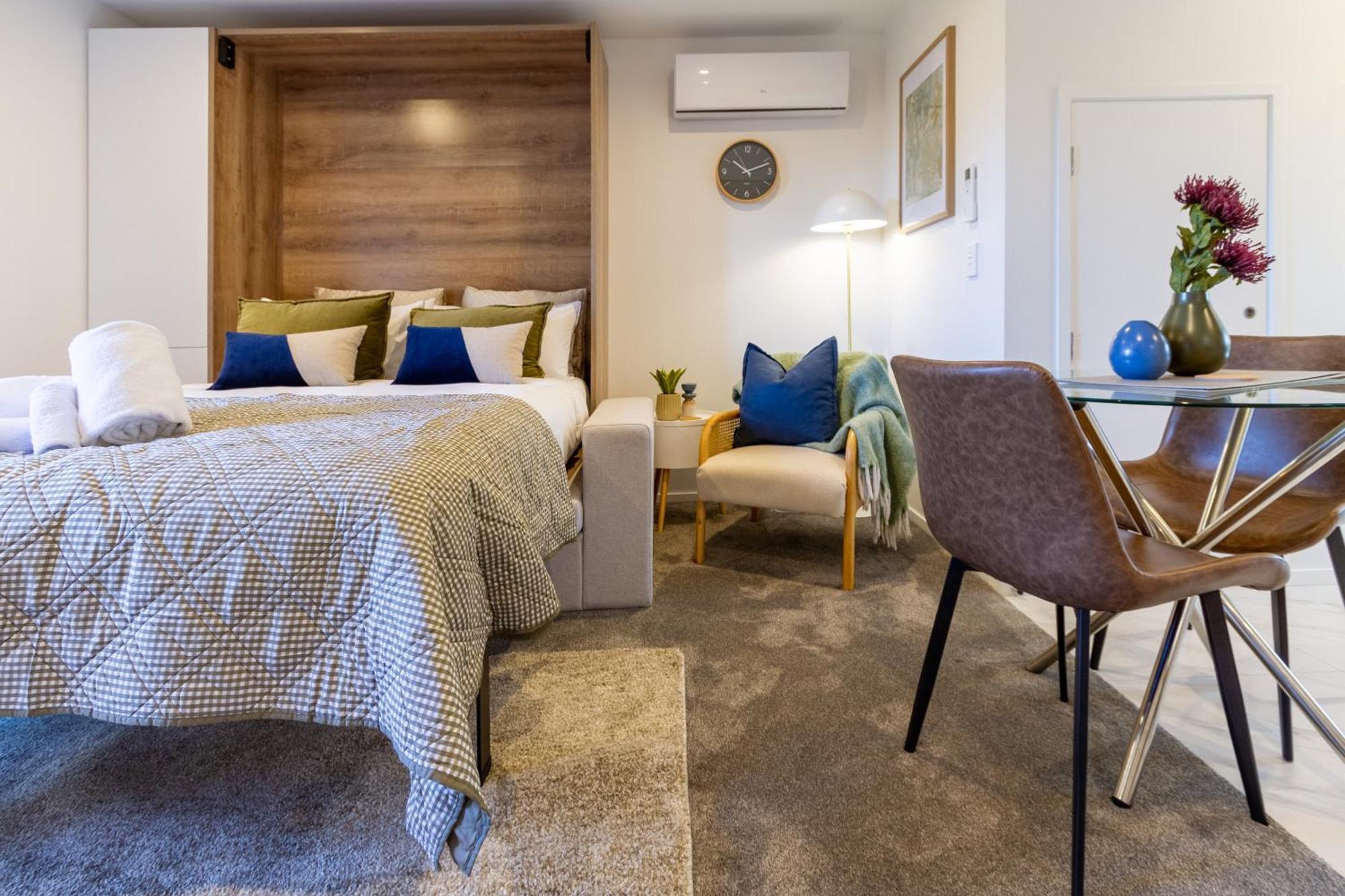 Downtown Comfort: Modern Studio With Backyard Christchurch Eksteriør billede