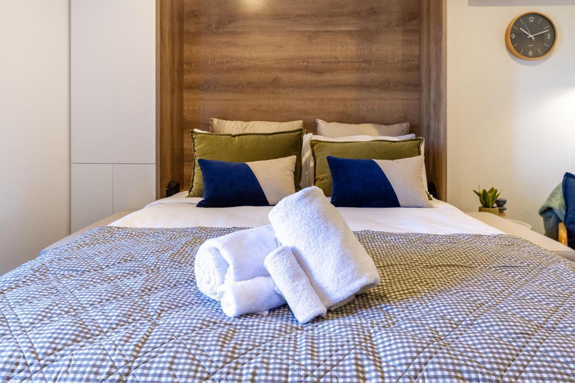 Downtown Comfort: Modern Studio With Backyard Christchurch Eksteriør billede