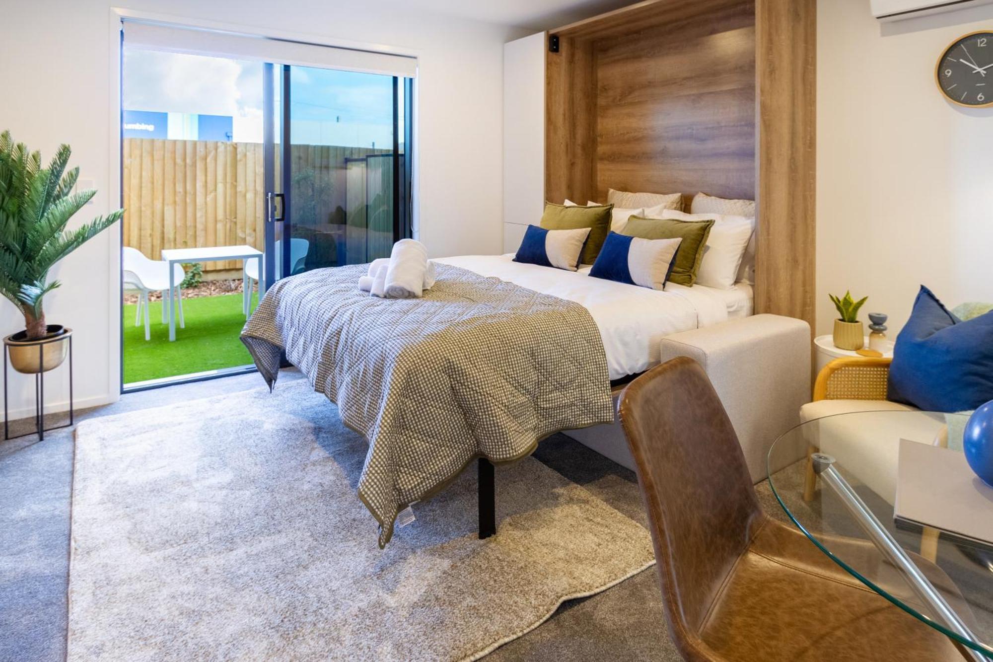 Downtown Comfort: Modern Studio With Backyard Christchurch Eksteriør billede