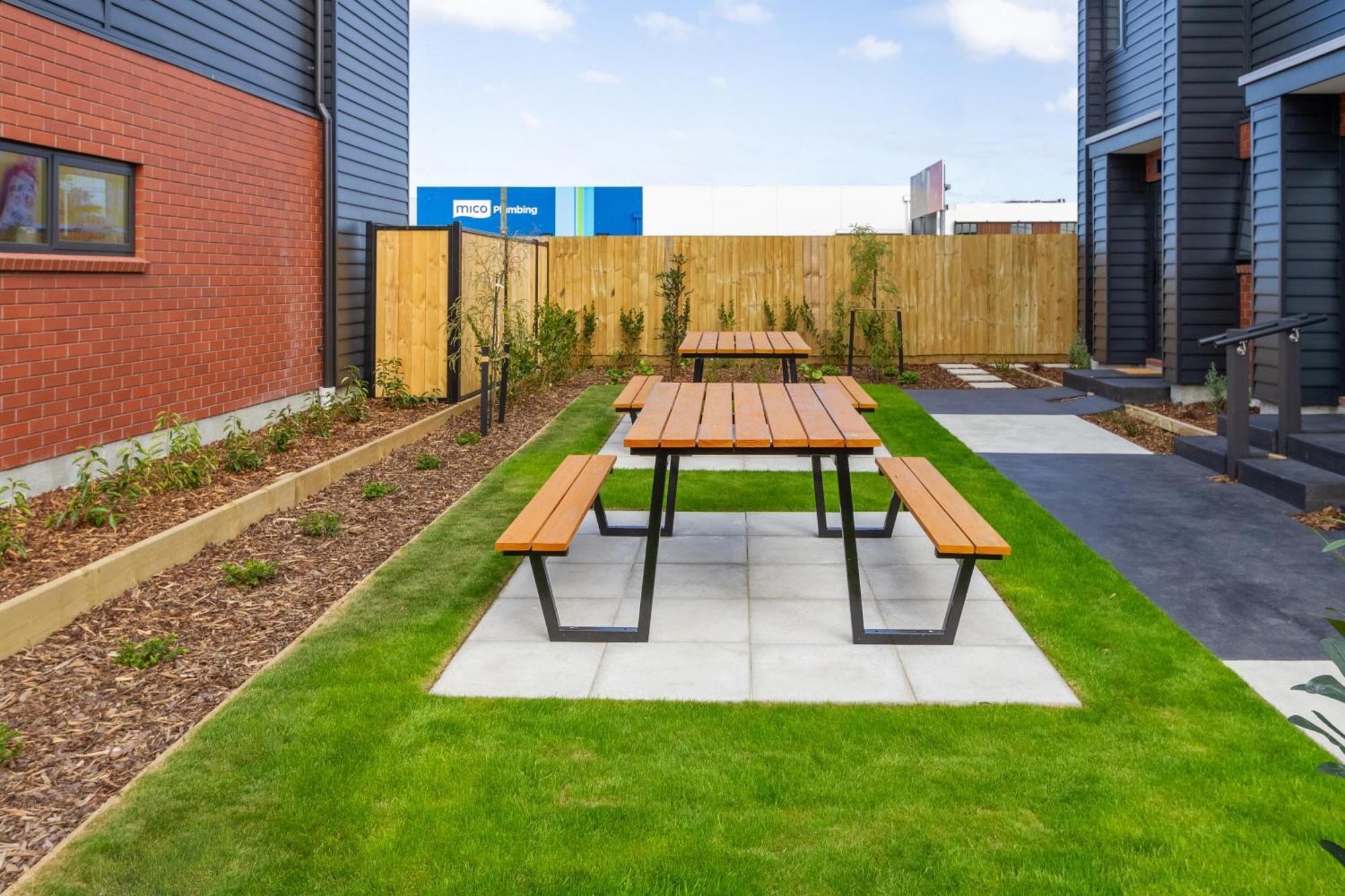 Downtown Comfort: Modern Studio With Backyard Christchurch Eksteriør billede